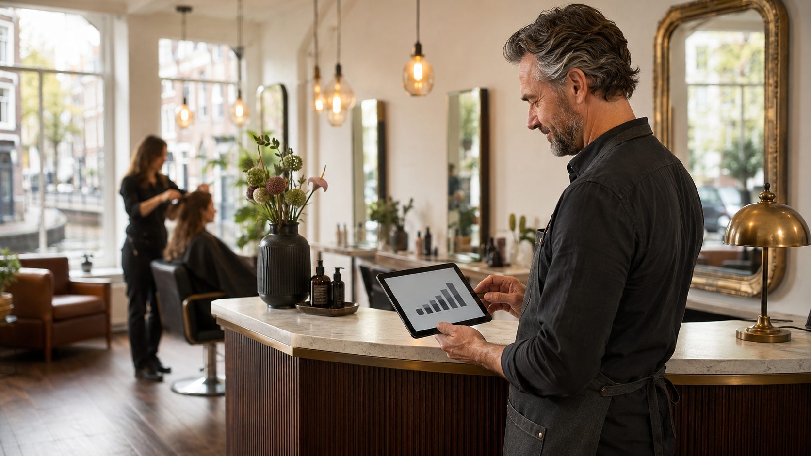 Kapsalon eigenaar bekijkt SEO ranking-chart op tablet